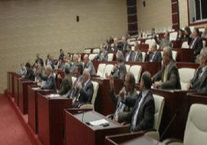 Yırtık büyük, yama küçük..